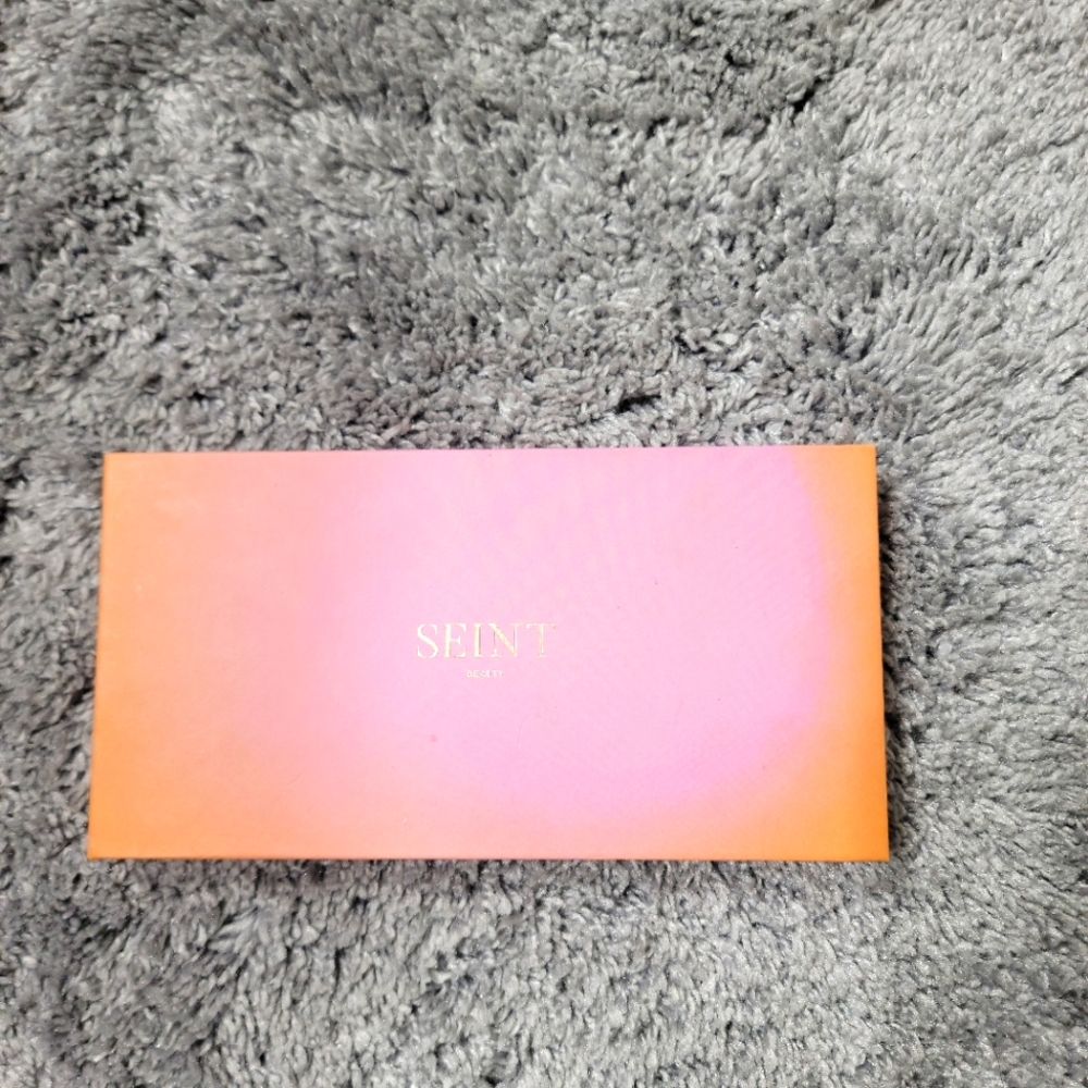 Seint palette holds 18 large tins